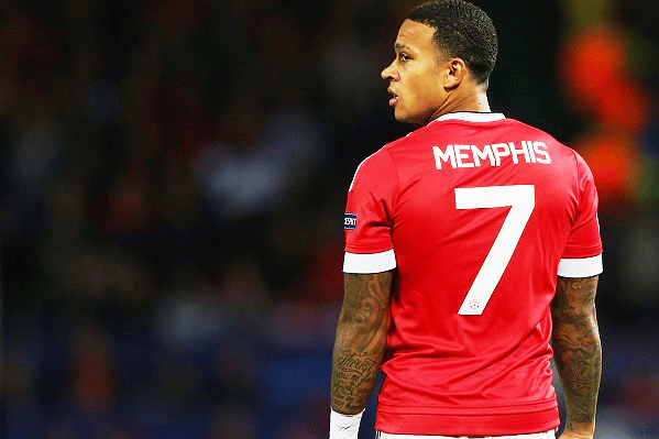 Depay jugando con el Manchester