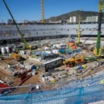 Por tanto, la vuelta al estadio remodelado tendría lugar como muy pronto los primeros días del mes de febrero después del choque ante el Atalanta. Sería para el partido frente al Alavés correspondiente a la jornada 22 de LaLiga y que está programado para el fin de semana del 1 y 2 de febrero. Antes no podrá ser. Prórroga hasta marzo Sin embargo, tampoco está claro que sea entonces ya que según diversas fuentes las obras están teniendo cierto retraso y todavía podría alargarse un poco más. De hecho, el club pidió a los gestores de Montjuïc una prórroga para poder seguir jugando como local en el estadio Olímpico hasta finales de marzo en previsión de que las obras del Camp Nou no estuvieran finalizadas hasta entonces.