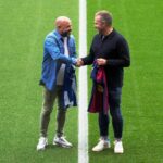 Saludo cordial entre Flick y Manolo González en la previa del Derbi catalán