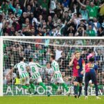 Un Barça contemplativo se atasca en el Villamarín de las grandes tardes