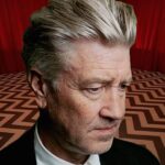 Homenaje al gran David Lynch en “La Claqueta” Este finde rendiremos homenaje al gran David Lynch, cineasta que nos llevo al mundo de lo onírico, de las pesadillas y fue un artista multidisciplinar absolutamente inclasificable y genial, ademas conoceremos los resultados finales de las votaciones a lo mejor del año de los oyentes del program, los estrenos en salas, “Adictos a las series” y homenajes a Ignacio Lopez Tarso y Gwen Verdon por su centenario. Un nuevo fin de semana y una nueva Claqueta, y con 2 horas. Domingo de 7 a 8 por Radio Marca Barcelona y la 2ª hora de 8 a 9 a través de la cadena de Radio Marca , y después os podéis bajar los programas a través del #Podcast en la página de La Claqueta o desde las App´s de Radio Marca Bcn en dispositivos Android o en IOS. El sábado a las 09,30 vía streaming a través de la web de radiomarcabarcelona y “streaming” con imagen y sonido por X, twitch o en youtube de radiomarcabcn. Con Jose Antonio Alarcón, Pere Vall, Marga, Ricardo Martin, Villalobos, Joana Raja i Jordi Moreno Os dejo el repaso a los estrenos de esta semana y la lista de claquetas actualizada. Gracias. ESTRENOS HOMBRE LOBO, Leigh Whannel (El hombre invisible, Isidious 3) dirige una nueva versión sobre los licántropos. BABY GIRL, La apuesta mas interesante de este tórrido film es Nicole Kidman como protagonista en uno de sus papeles mas arriesgados y difíciles. Entretenida, pero al final un monton de ideas sobre la sexualidad y el consentimiento que embarran la peli. 6 claquetas. NORBERT, cine de animación con factura española dirigido por Jose Corral Llorente. LA SEMILLA DE LA HIGUERA SAGRADA, película que representara a Alemania en los próximos oscar, pero que es una historia con raíces iraníes y filmada en Iran. Durante las manifestaciones de gran parte de la sociedad iraní, especialmente las mujeres por el asesinaro de una joven que no llevaba la cabeza tapada, una familia formada por el matrimonio y dos hijas adolescentes vivirán esa situación con actitudes muy diversas. 7 claquetas EL JUICIO DEL PERRO, la actriz Laetitia Dosch dirige y protagoniza esta comedia, inspirada en un hecho real sobre una abogada de causas perdidas que debe defender a un perro que quieren sacrificar por haber mordido a un humano. Simpatica y lo mejor el can. 7 claquetas GLORIA, film italiano que se inspira en la historia real de un orfanato que en el siglo XIX preparaba a sus internas en la música. Muy básica y con unos temas musicales muy modernos para la época. 5 claquetas FROM MY COLD DEAD HANDS, en 60´Javier Horcajada monta un documental sobre la pasion por las armas de los americanos, con tono ironico y utilizando videos de Youtube o Tik Tok. 6 claquetas ADIOS MADRID, pequeña producción nacional dirigida por Diego Corsini, y que narra el viaje relámpago a Madrid, de un hombre argentino, que debe decidir que hacer con su padre, al que no ha visto en 30 años. Honesta. 6 claquetas JOHN SIRVENT SARGENT ACTITUD Y ESTILO. Documental sobre el pintor especializado en retratos que nacio en Italia en el siglo XIX.